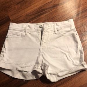 White Levi’s jean shorts